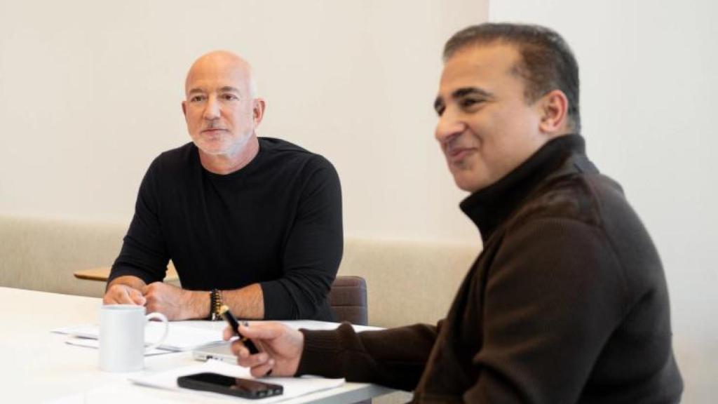 Jeff Bezos y Vik Bajaj