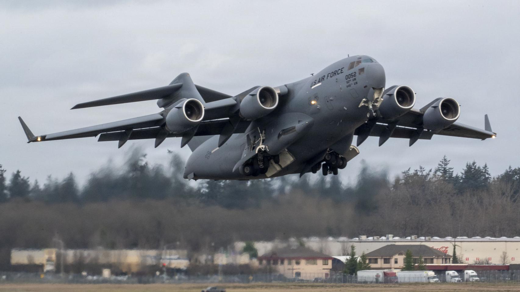 Avión C-17 Globemaster III de EEUU despegando