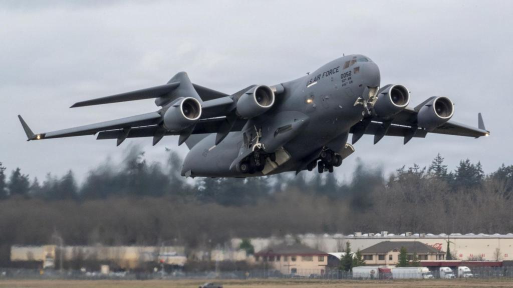 Avión C-17 Globemaster III de EEUU despegando