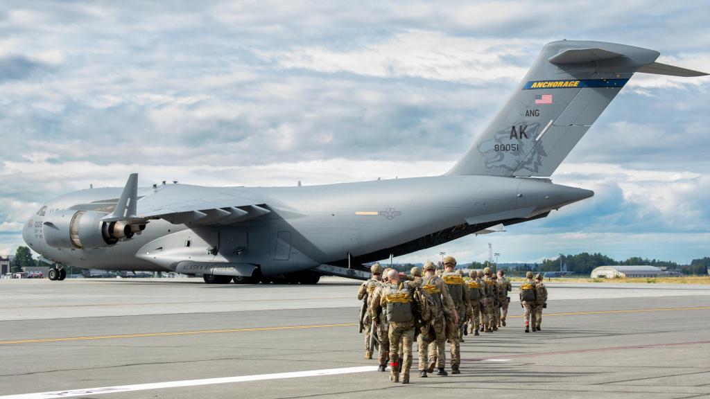 Soldados de EEUU abordando a un avión C-17 Globemaster III