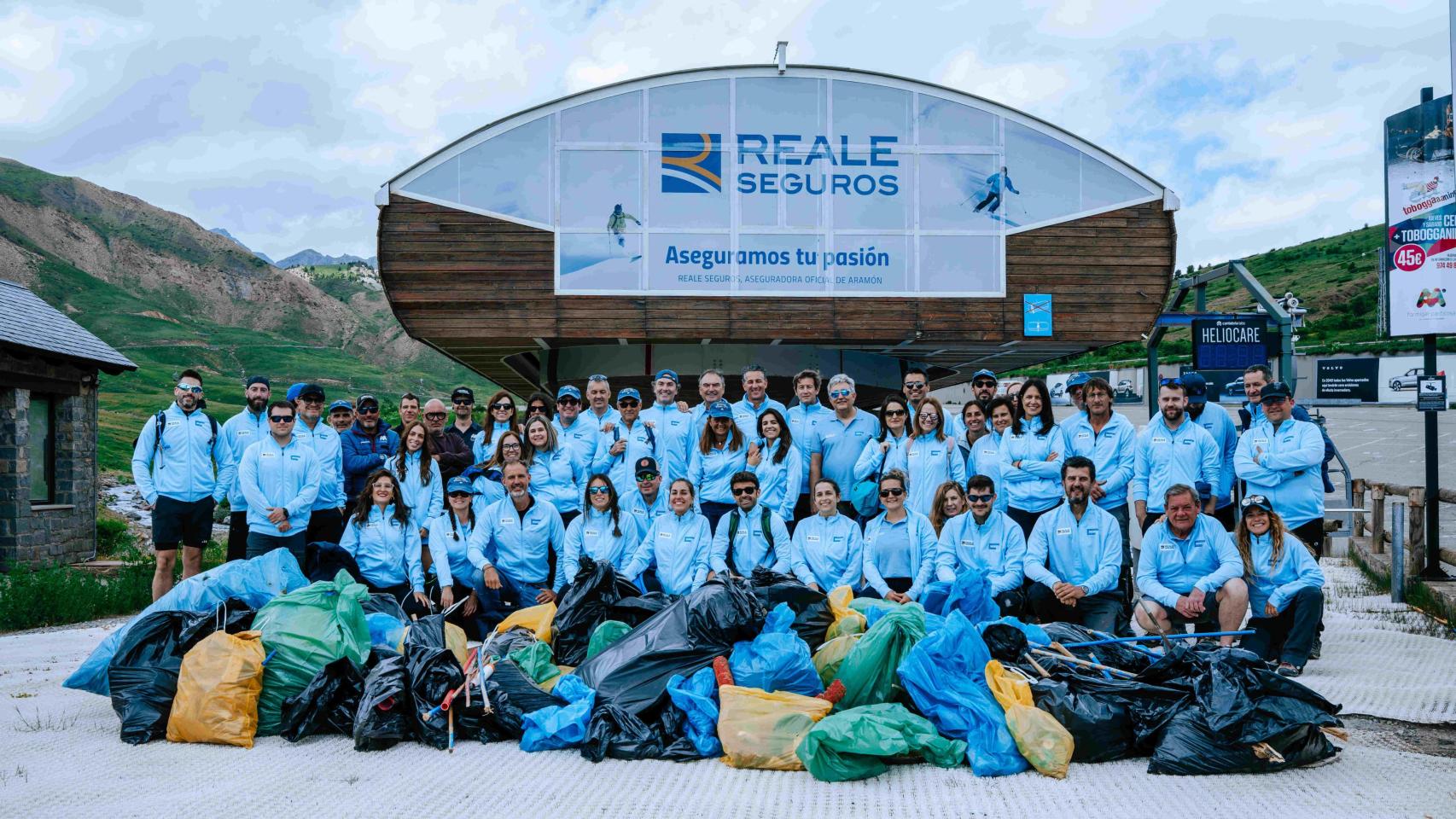Los voluntarios de Reale Seguros durante la actividad de recogida de residuos en la estación de Formigal (Huesca). 