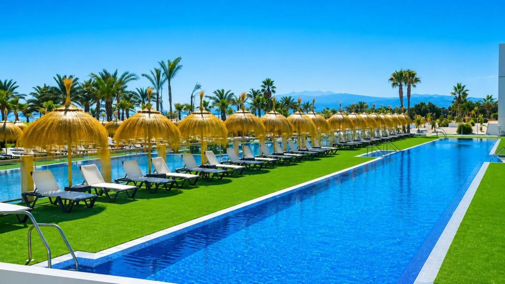La piscina principal del Cabogata Beach Hotel, uno de los espacios más tranquilos para desconectar durante la estancia.