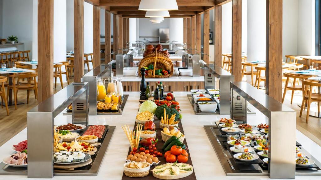 El desayuno buffet del Cabogata Beach Hotel destaca por su variedad de productos y opciones para todos los gustos.