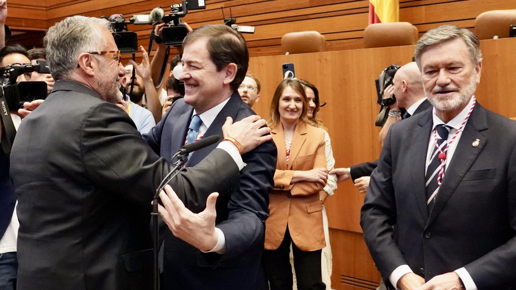  Toma de posesión de Alfonso Fernández Mañueco como presidente de la Junta de Castilla y León. En la imagen saluda a Carlos Pollán en presencia del presidente de las Cortes Francisco Vázquez 