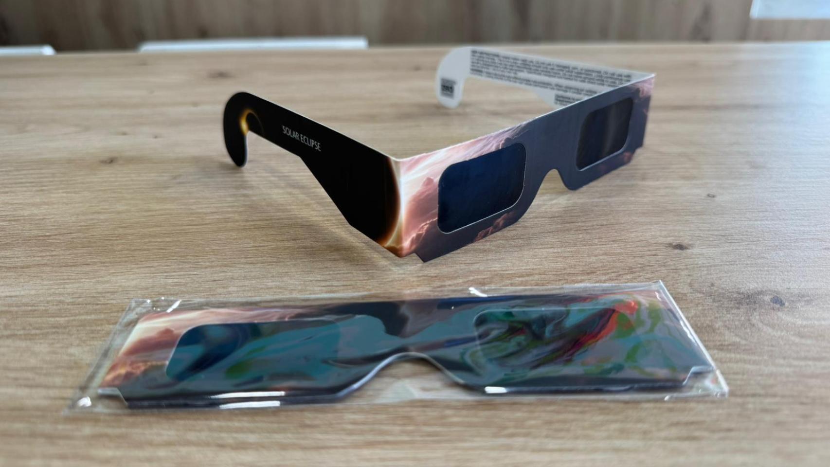 Gafas con filtro para ver el eclipse que venden en Óptica Liince en Zaragoza