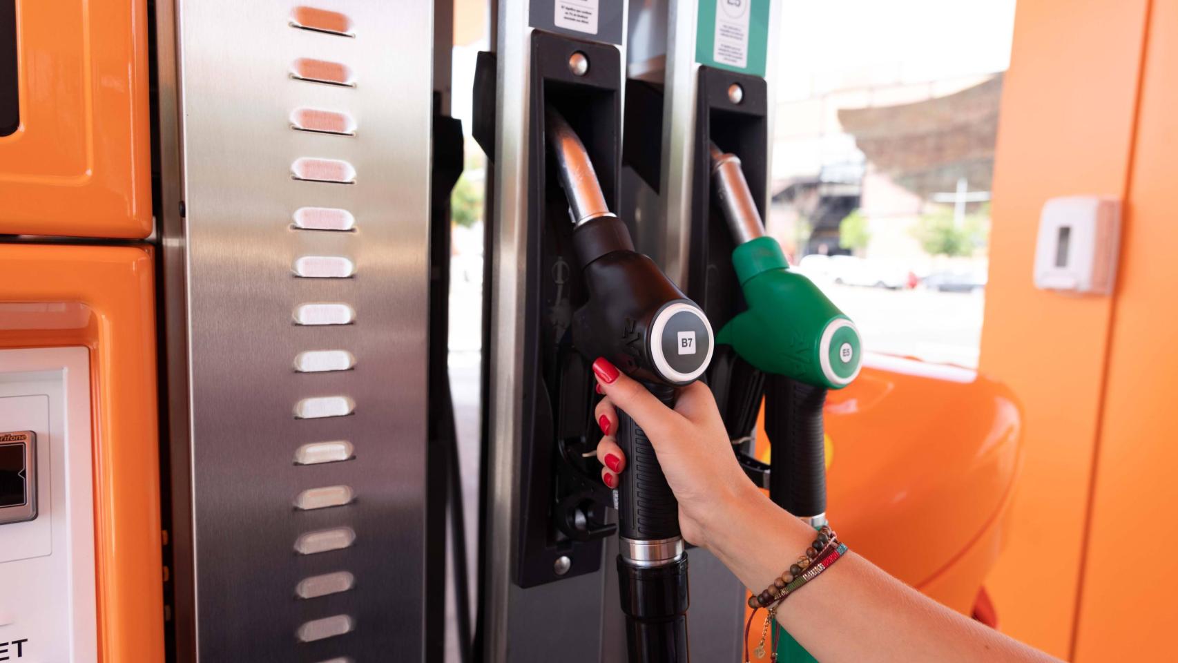 Persona echando combustible en Toledo.