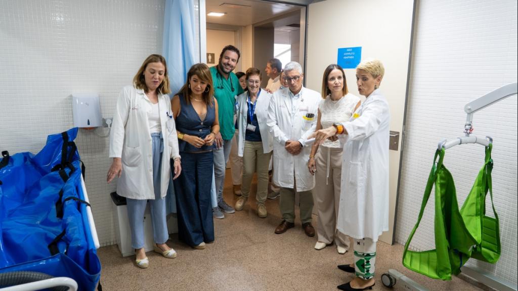 Profesionales sanitarios trabajando en el Hospital Santa Lucía de Cartagena.