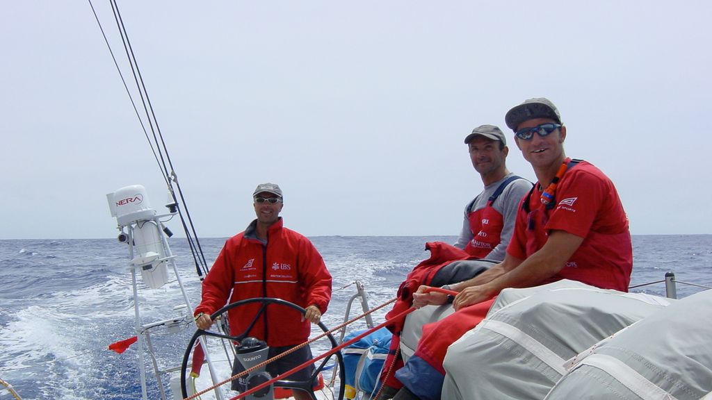 Ribes, al costat d'altres tripulants, en The Ocean Race.