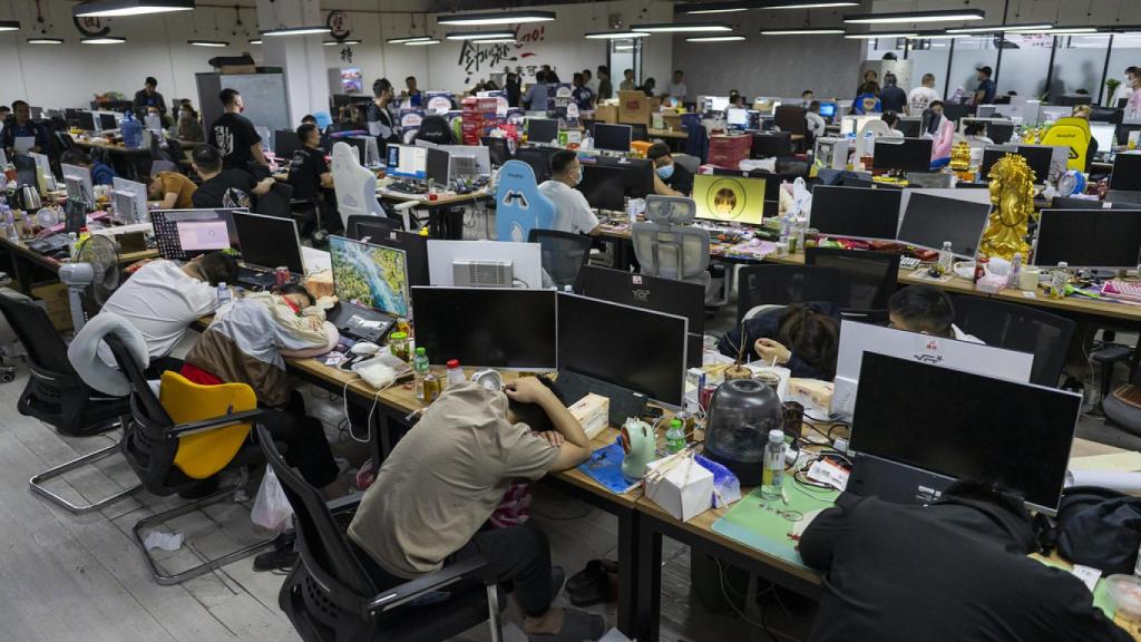 Uno de los centros de estafa online detectados durante la operación Liberterra II, coordinada por Interpol, donde los migrantes eran obligados a trabajar frente a los ordenadores.