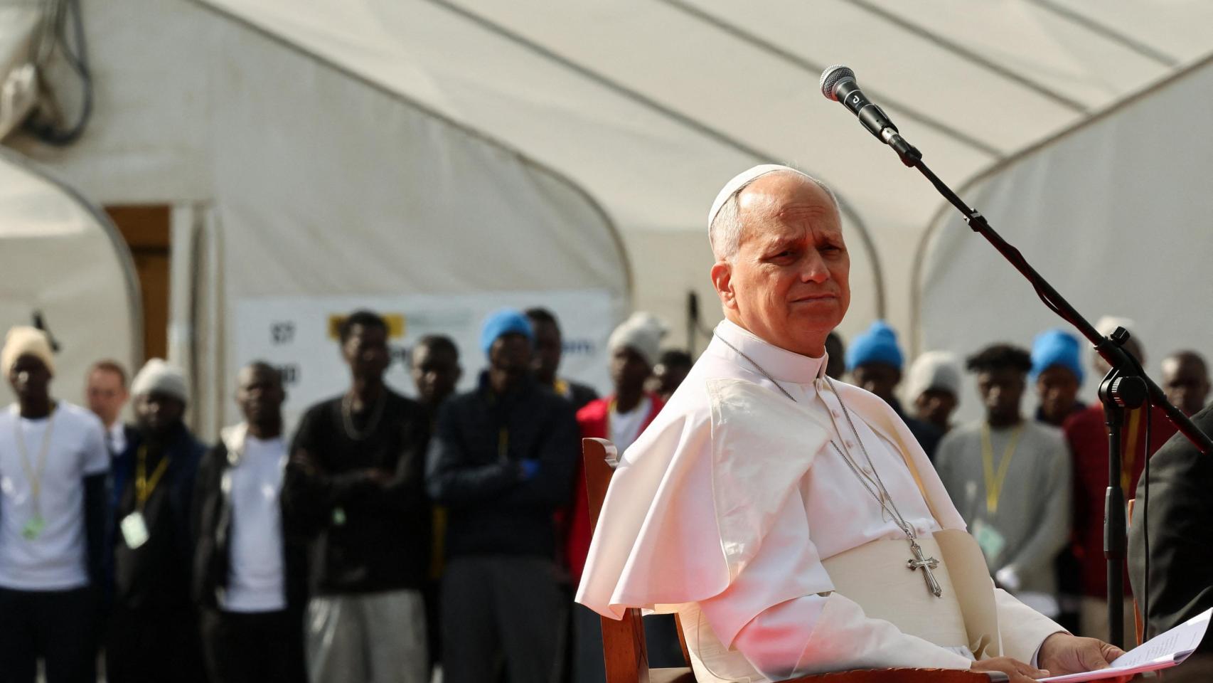 El papa León XIV observa en el centro de migrantes Las Raíces, en San Cristóbal de La Laguna, Tenerife, Islas Canarias, España, el 12 de junio de 2026, donde se reúne con migrantes y organizaciones humanitarias, en el marco de un viaje apostólico de siete días a España, con visitas a Madrid, Barcelona y las Islas Canarias.