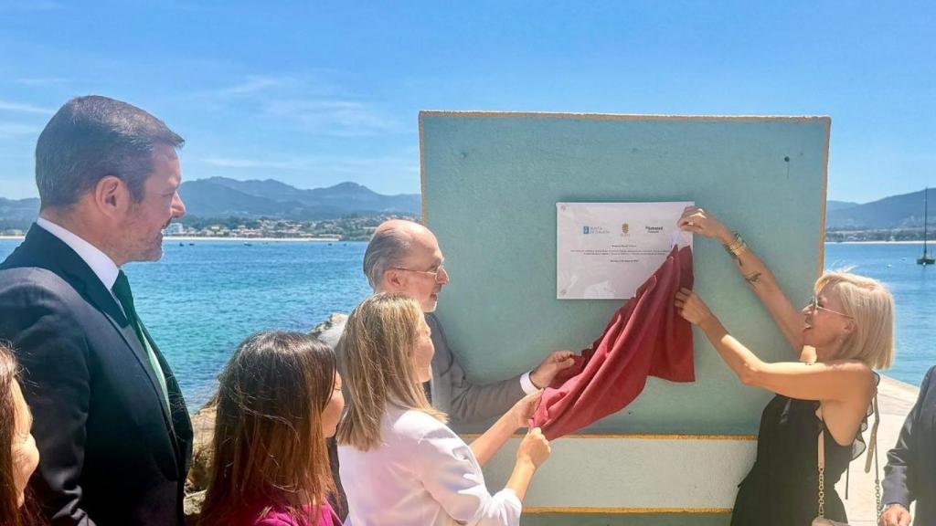 Inauguración del mural de Lula Goce en el espigón de A Doca, en Baiona.