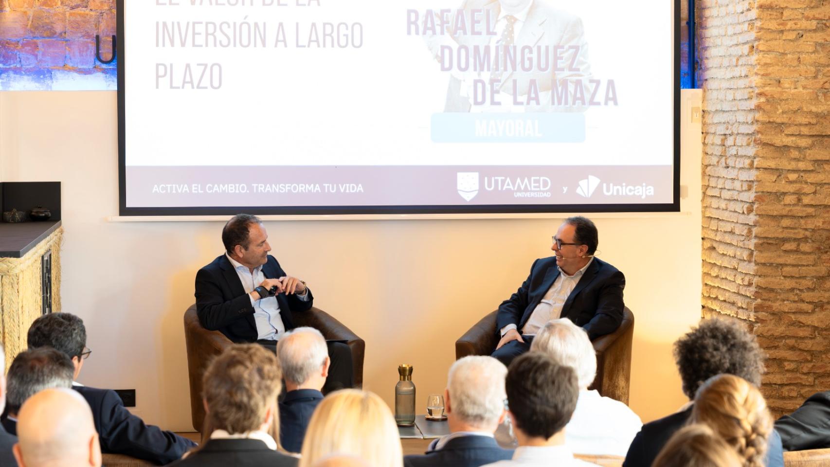 Rafael Domínguez de la Maza, a la derecha, en Ágora UTAMED. 