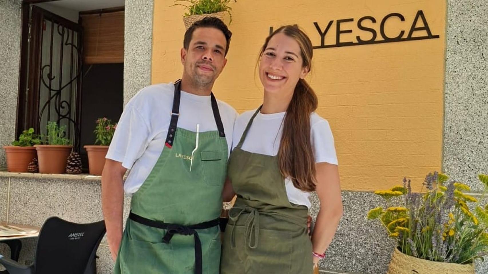 La pareja de chefs Jorge Asenjo y Ana Lázaro, en su taberna La Yesca, en San Lorenzo de El Escorial.