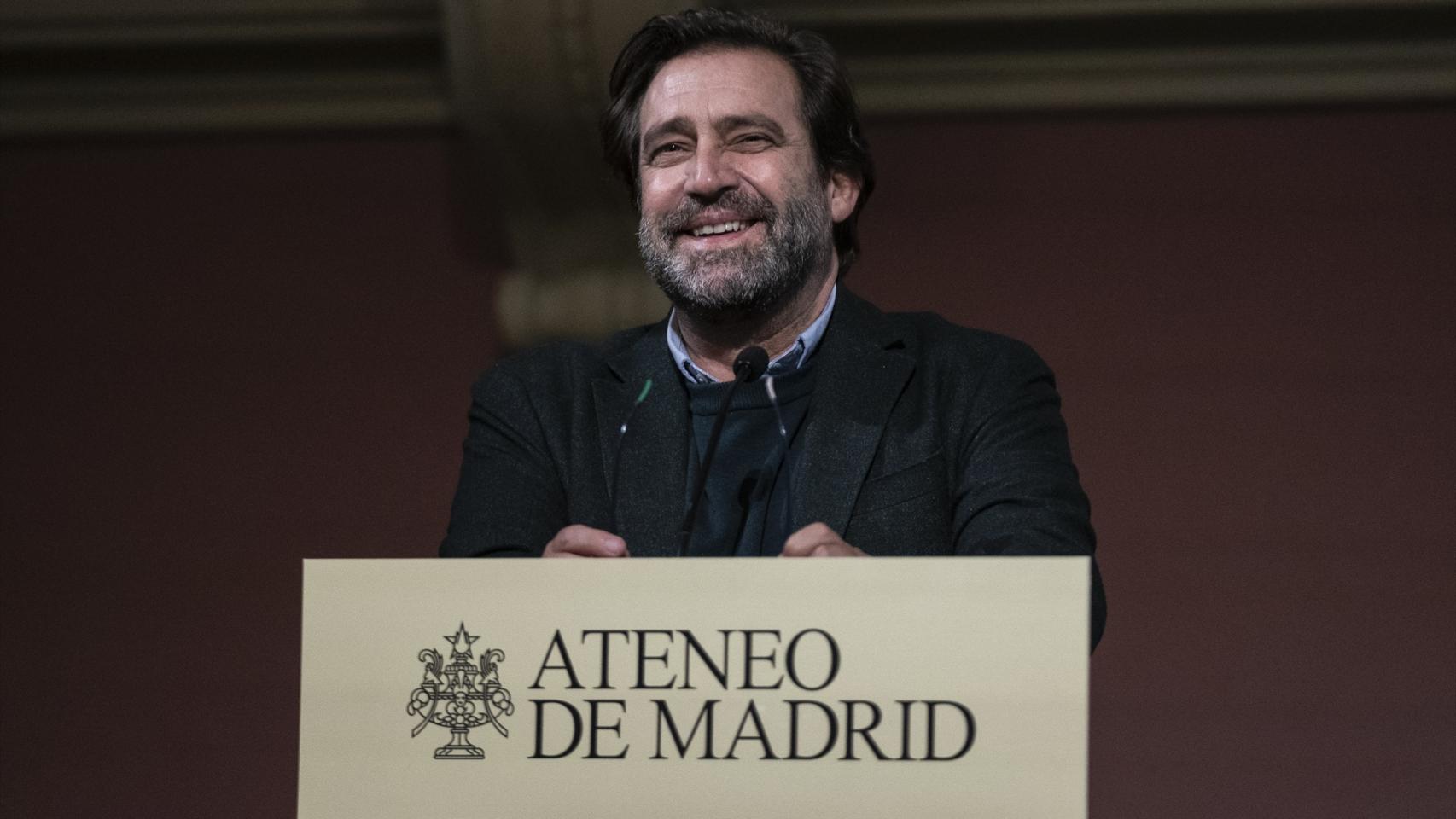 El portavoz de Zapatero, Luis Arroyo, durante un acto en el Ateneo de Madrid.