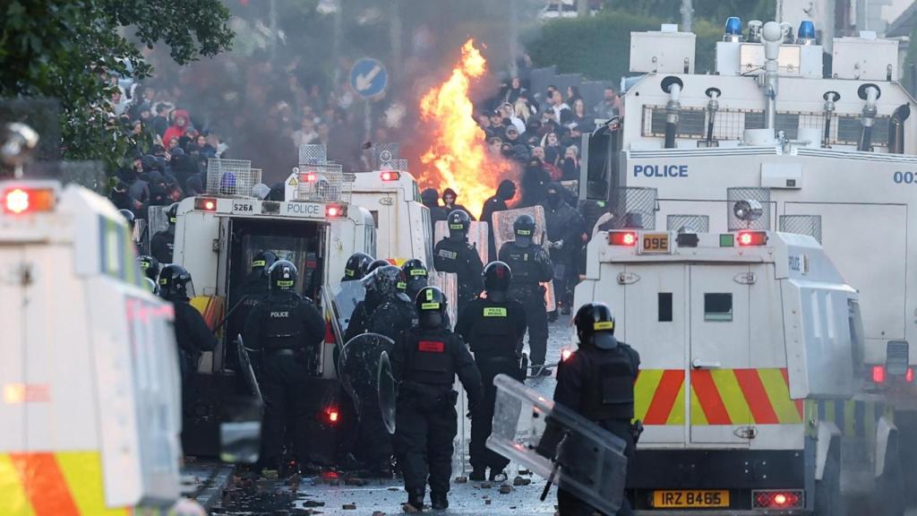 Manifestantes provocan disturbios incendios en Antrim Road, en Newtownabbey, al norte de Belfast.