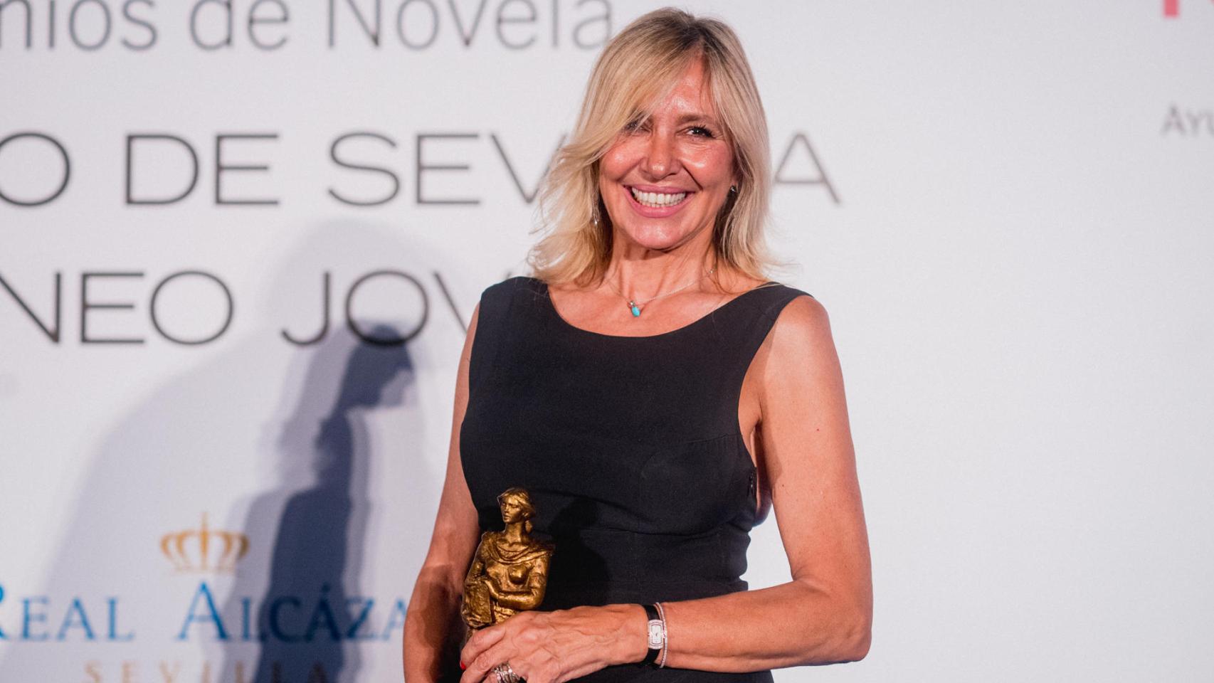 La periodista y escritora Marta Robles ha ganado este jueves la LVIII edición del Premio de Novela Ateneo de Sevilla, dotado con 30.000 euros, con la historia de una saga familiar durante cien años titulada 'El anillo de Eloísa'. Foto: EFE/Mauri Buhigas