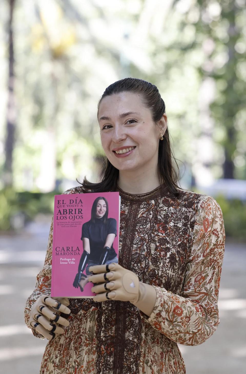 Carla Maronda con su libro 'El día que volví a abrir los ojos'.