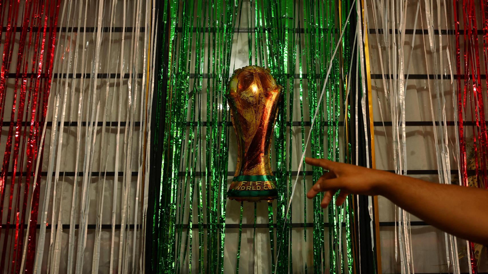 Una réplica de la Copa del Mundo cerca del Estadio Azteca en la Ciudad de México 