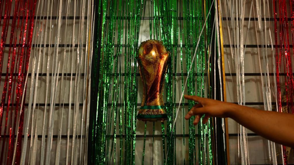 Una réplica de la Copa del Mundo cerca del Estadio Azteca en la Ciudad de México 