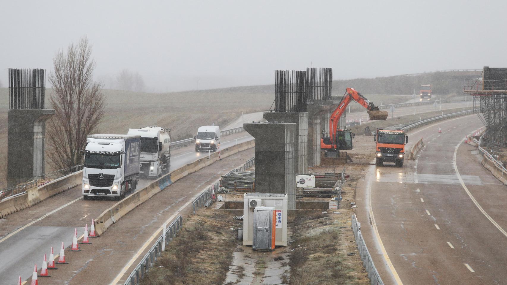 Las obras del AVE cortan la A-67 entre Monzón y Amusco (Palencia) en sentido Cantabria