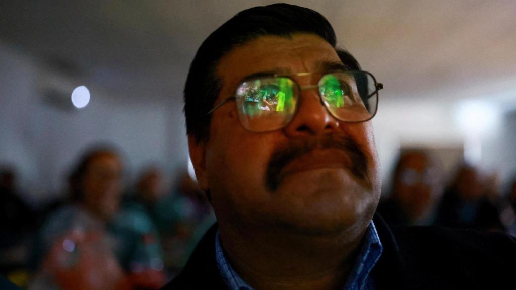 Empleados de Toro Company viendo el partido de apertura en Ciudad Juárez, México