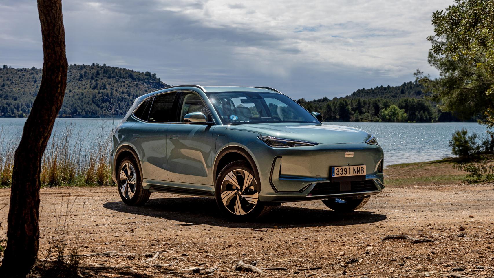 El Geely E5 está disponible con dos capacidades de batería con las que ofrece entre 425 y 475 kilómetros de autonomía.