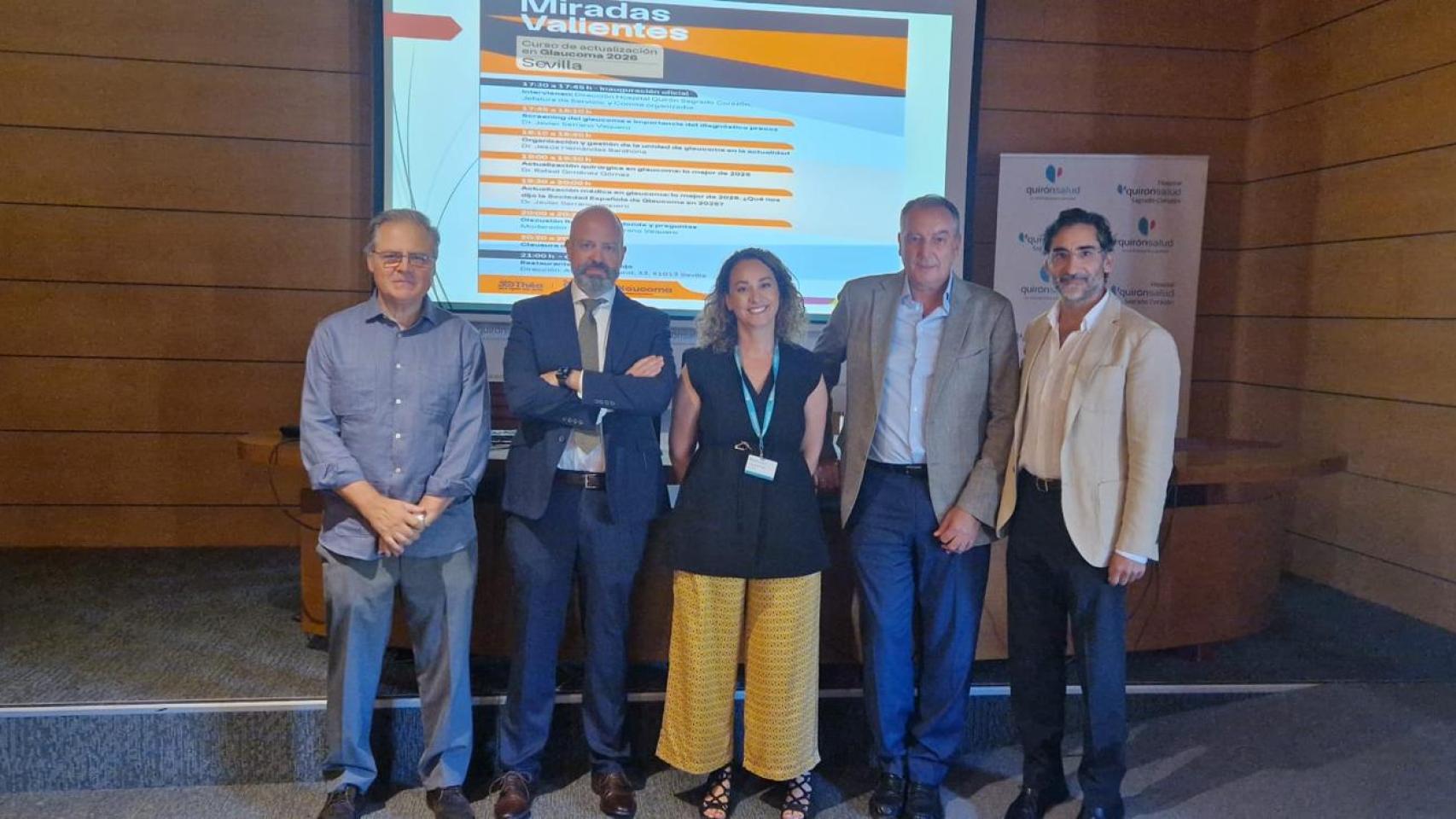 La doctora María Pena directora medica Sagrado Corazon junto a oftalmologos en jornada de glaucoma-QuirónSevilla