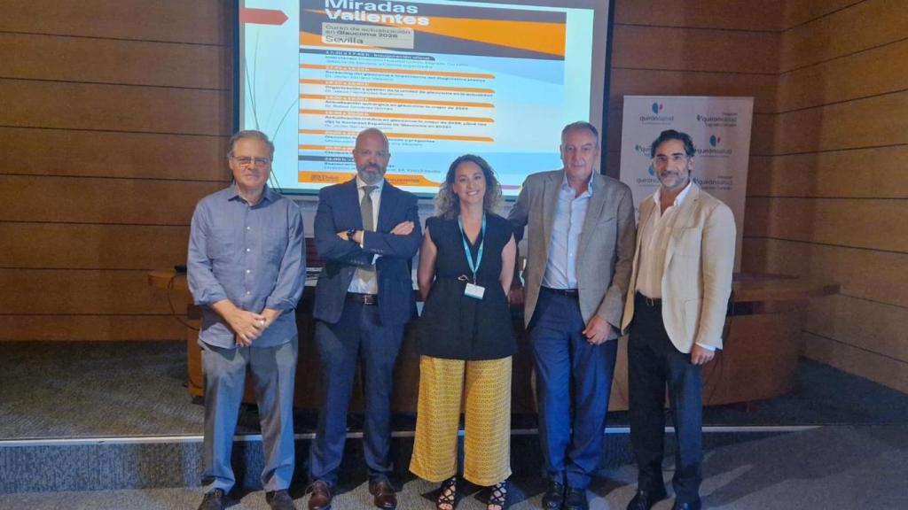 La doctora María Pena directora medica Sagrado Corazon junto a oftalmologos en jornada de glaucoma-QuirónSevilla