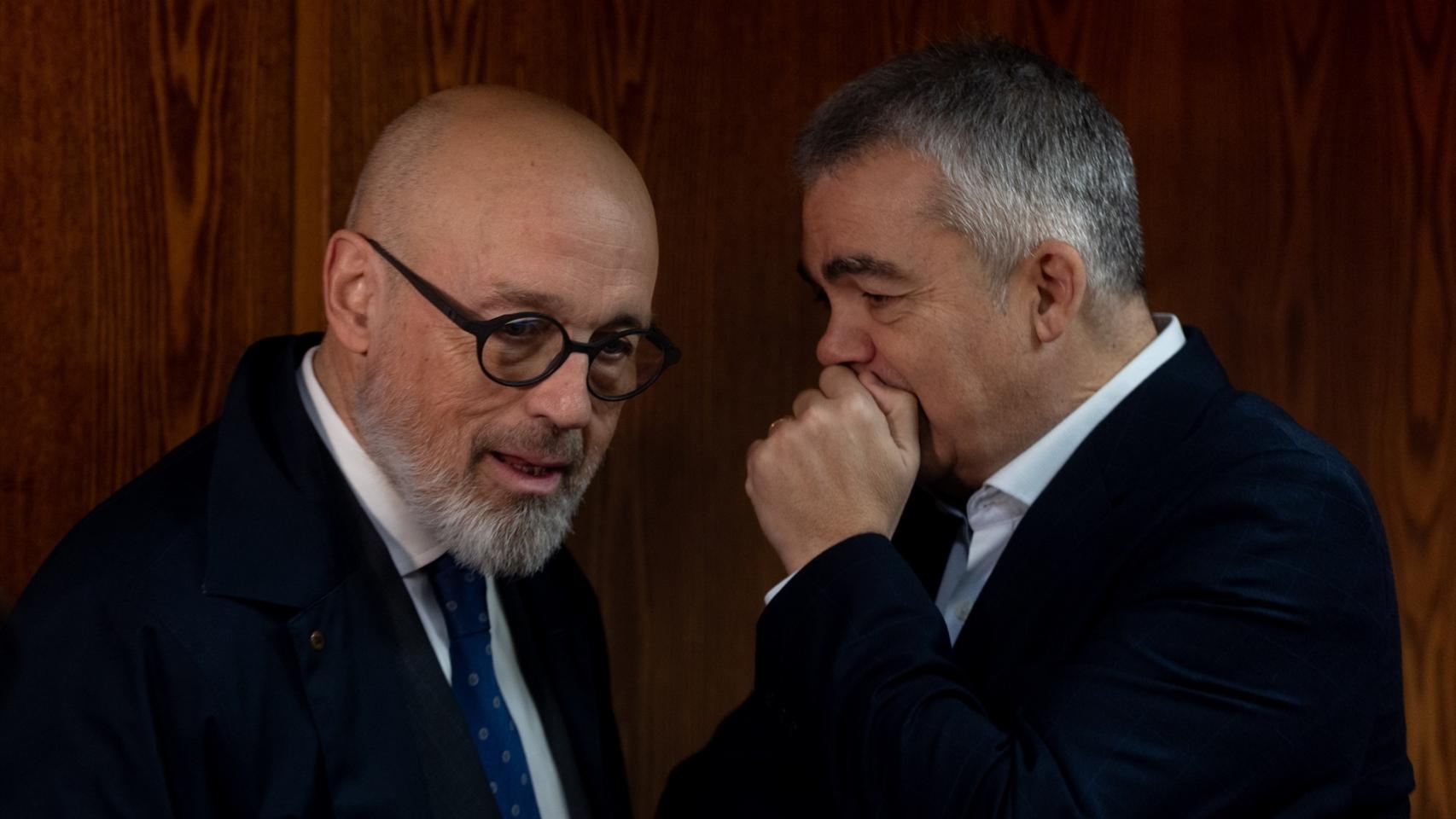 El abogado Jacobo Teijelo (i) escucha a su cliente, Santos Cerdán (d), en la comisión de investigación del 'caso Koldo'.