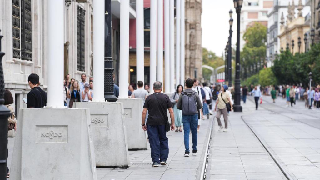 Imágenes de la avenida de la Constitución de Sevilla tras la retirada de los toldos. 