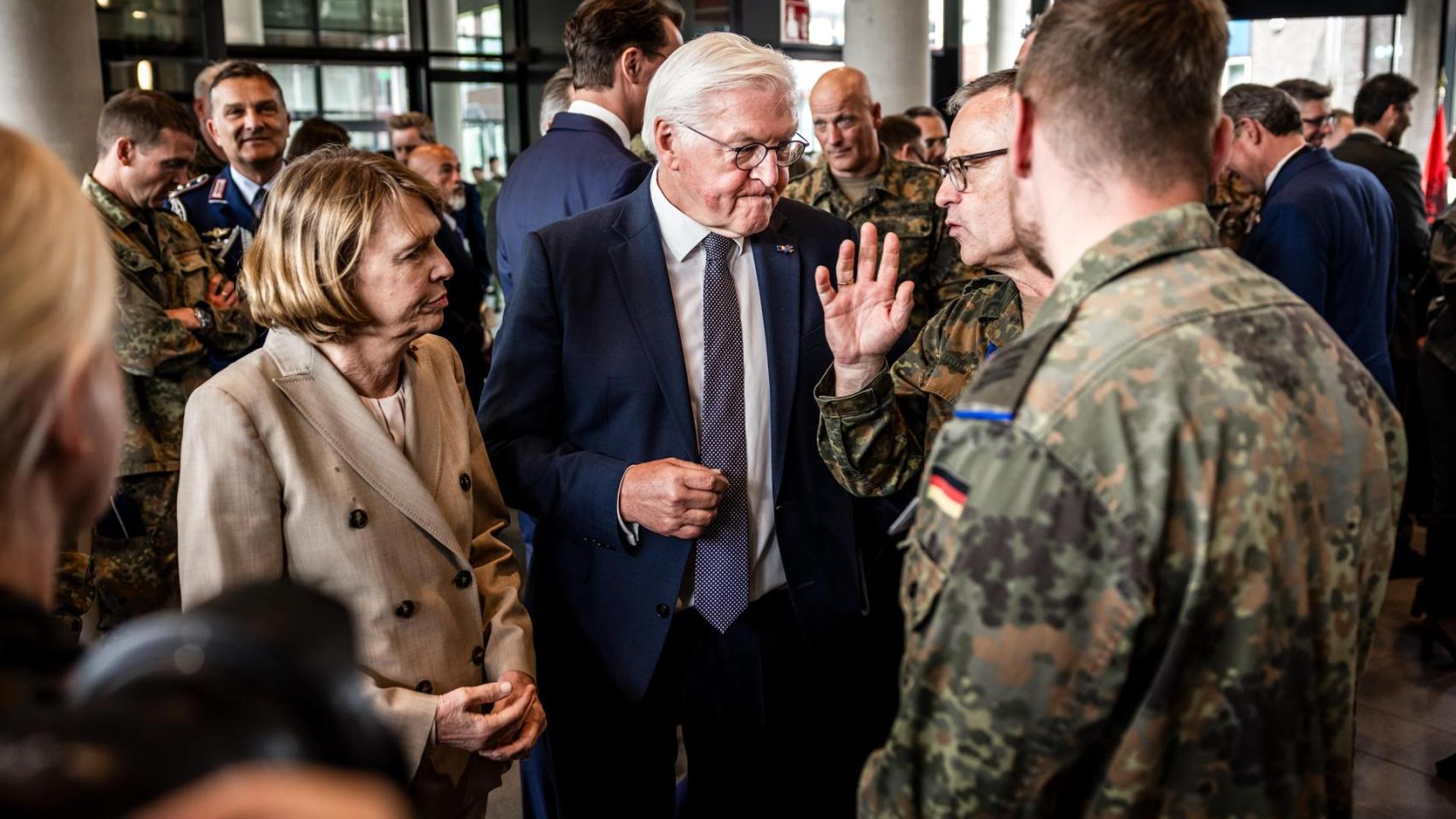 El ministro de Defensa de Alemania, Boris Pistorius; la ministra de Defensa de Países Bajos, Dilan Yesilgöz-Zegerius; el presidente federal alemán, Frank-Walter Steinmeier; y el comandante del Mando Conjunto Aliado de la OTAN en Brunssum, general Ingo Gerhartz, visitan la sede de la OTAN en Brunssum (Países Bajos), el 11 de junio de 2026.