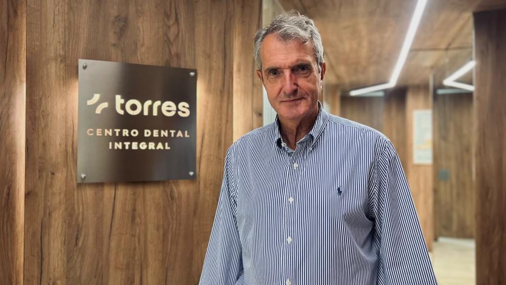 El Dr. Francisco Torres en el centro de Paseo de la Independencia.