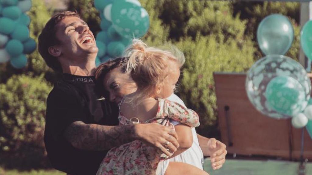 Griezmann con su mujer y su hija. 