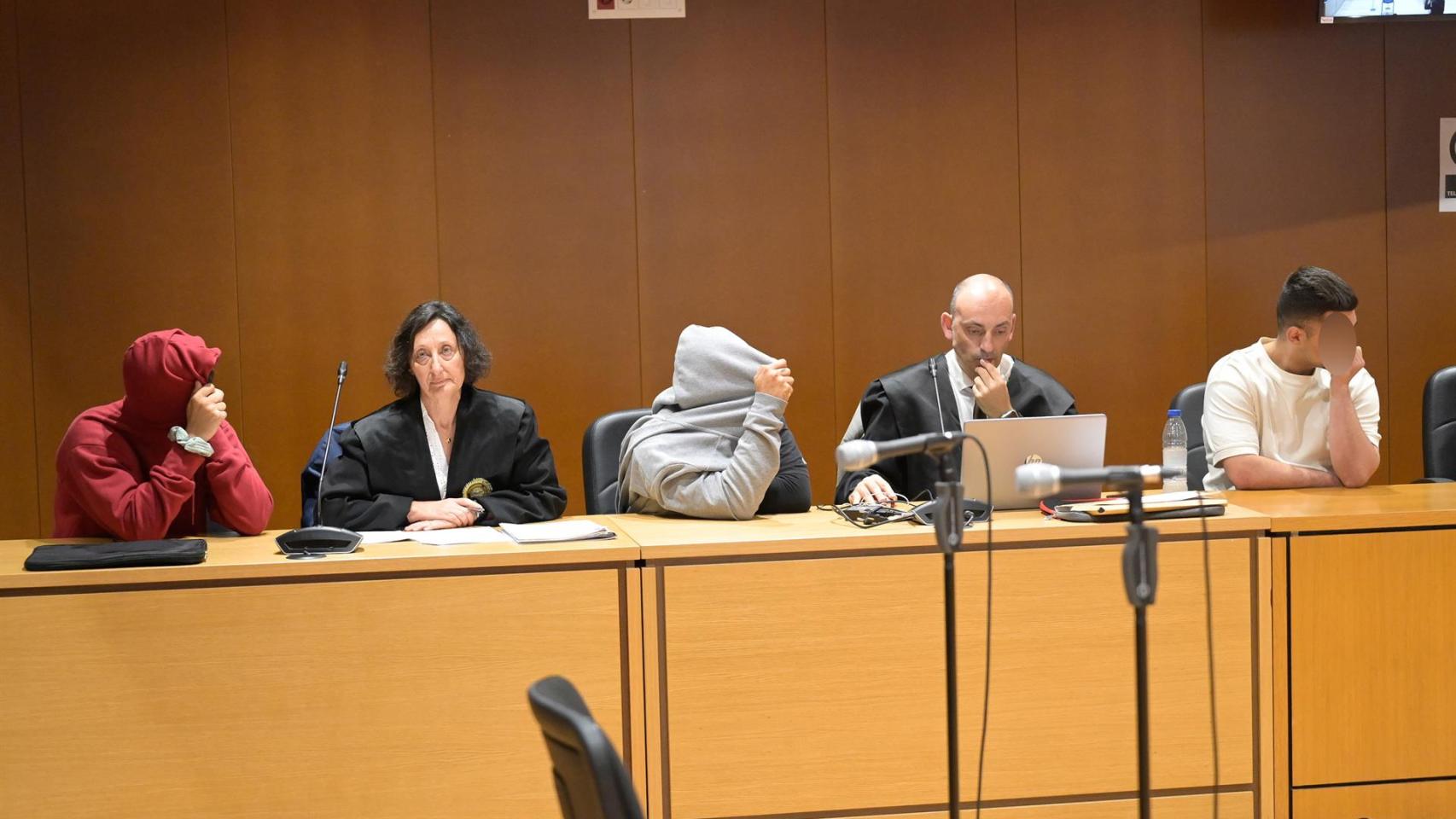 Los tres acusados por la muerte de Yoel Quispe y sus abogados en la Audiencia Provincial de A Coruña.