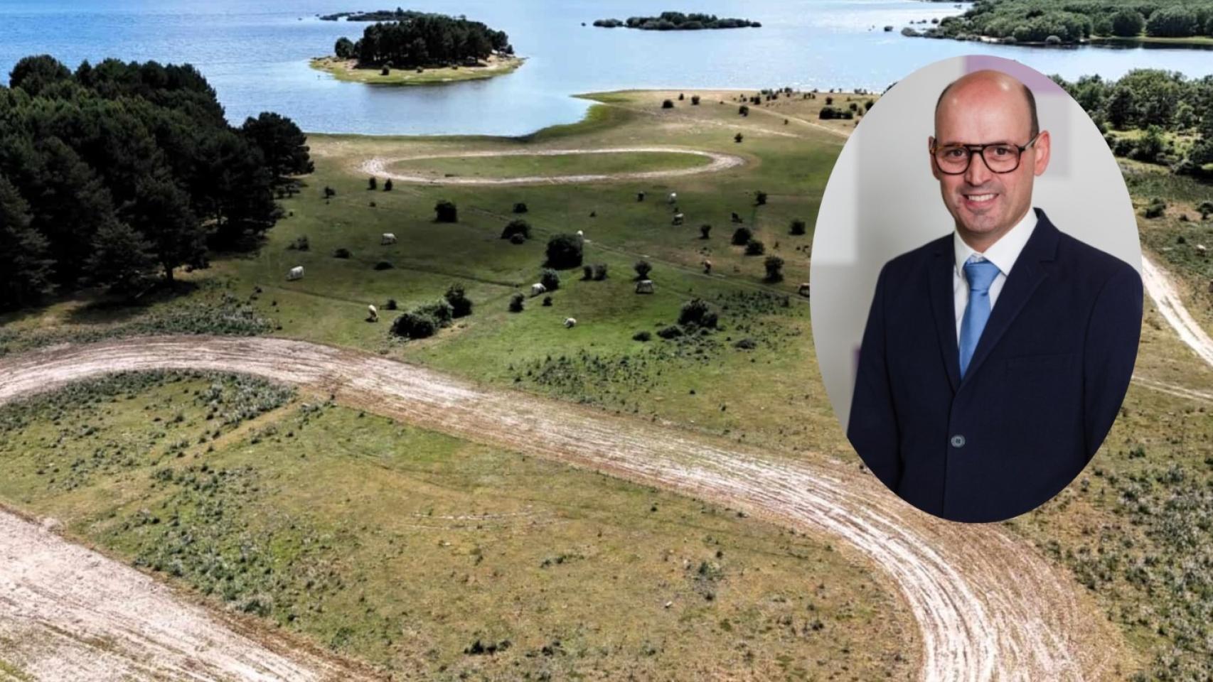 El alcalde de Vinuesa, Juan Ramón Soria, junto a una imagen del embalse donde se celebrará el festival. 