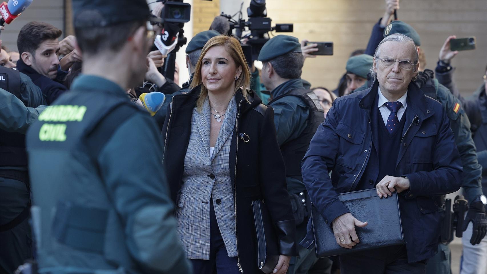 La exconsellera Salomé Pradas, junto a su abogado en el juzgado de Catarroja. Rober Solsona / EP 
