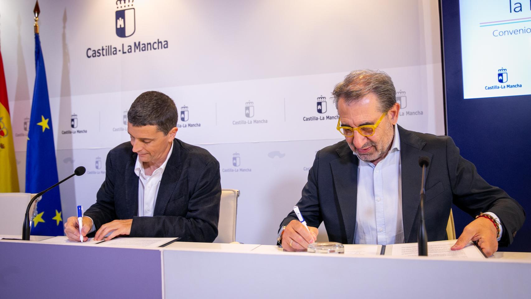 Borja Suárez (i), secretario de Estado de Seguridad Social y Pensiones, Jesús Fernández Sanz, consejero de Sanidad (d).