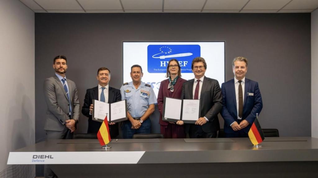 El director general de la DIGEID y la Directora Nacional de Armamento Adjunta de Alemania, junto a representantes de SMS y Diehl Defence