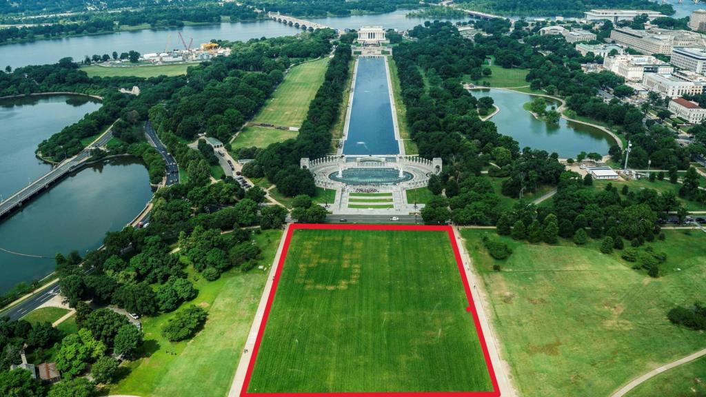 Los número 86 47 grabados sobre el césped del National Mall este jueves. 