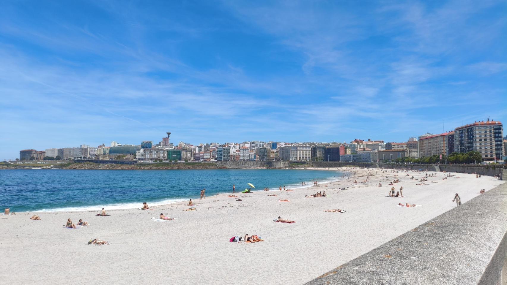 Playa del Orzán, en A Coruña, este viernes al mediodía