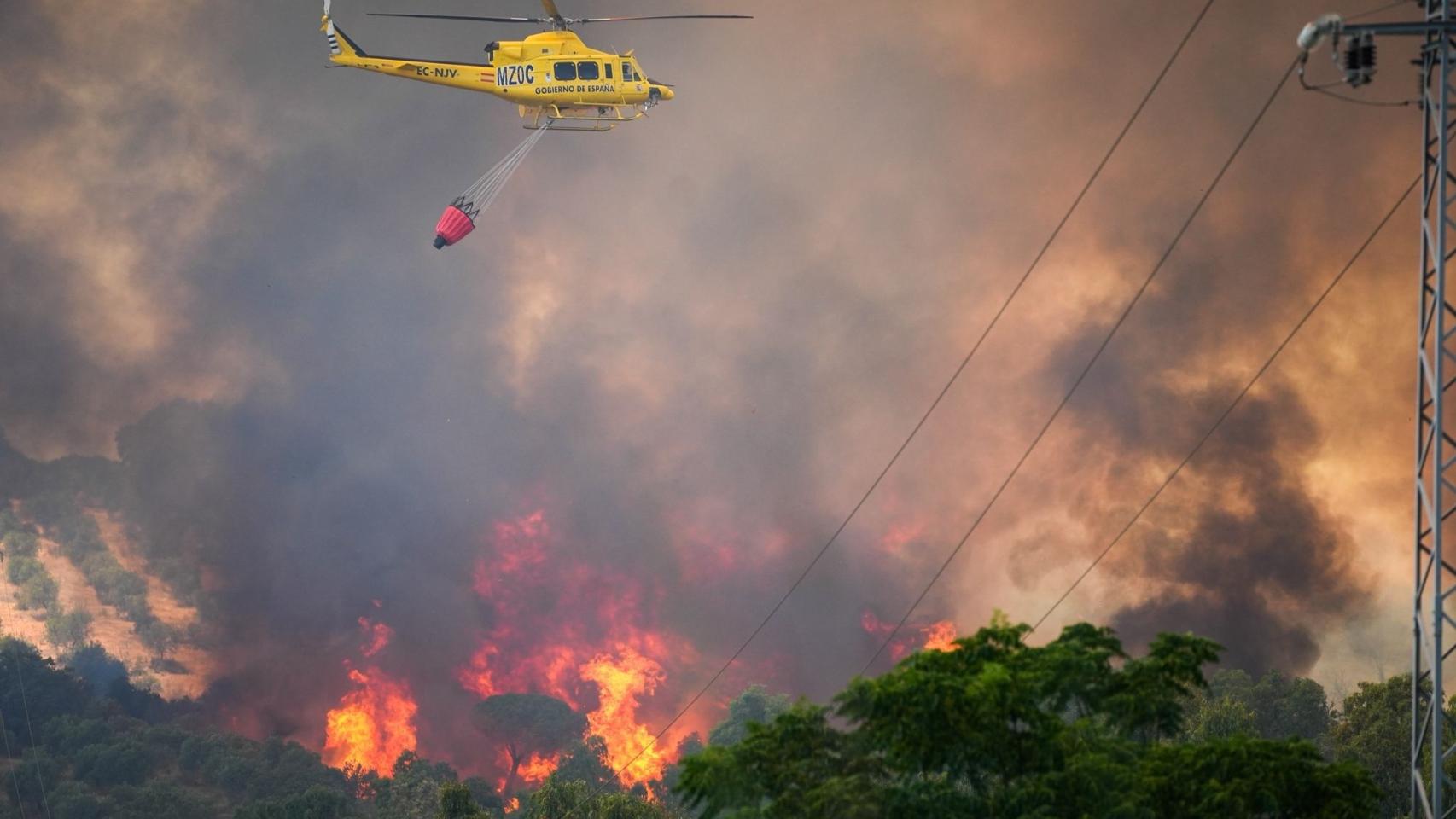 Medios aéreos trabajando en las labores de extinción del incendio forestal que se produjo este lunes en Villanueva de los Castillejos (Huelva).
