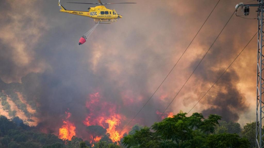 Medios aéreos trabajando en las labores de extinción del incendio forestal que se produjo este lunes en Villanueva de los Castillejos (Huelva).