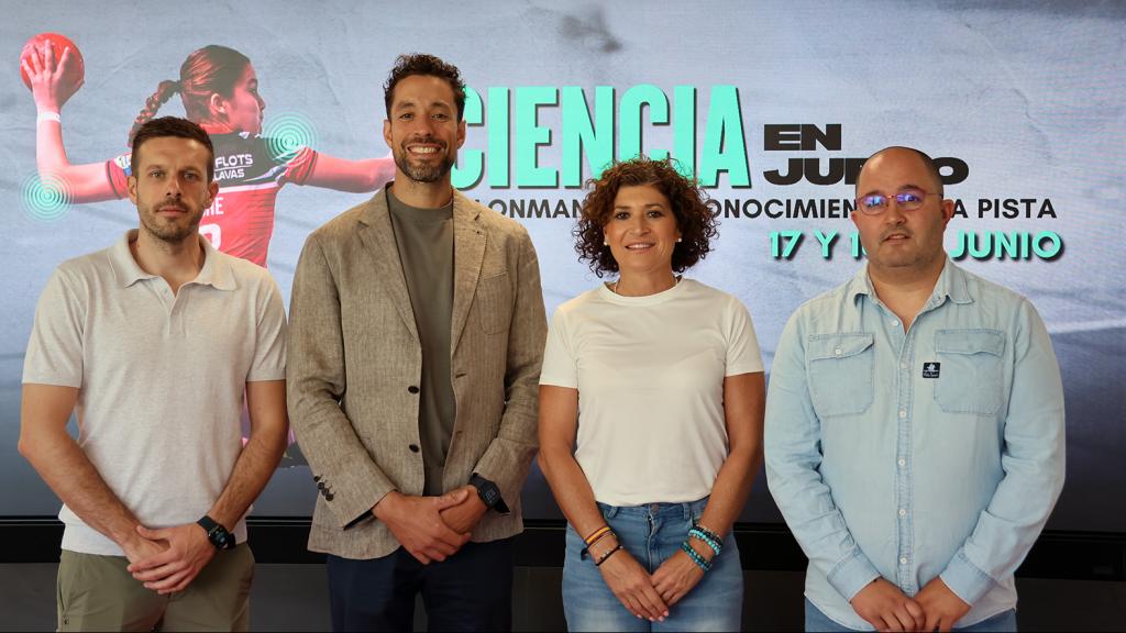 El profesor e investigador de la UEMC y coordinador de la actividad, Nacho González; el vicerrector de Política Científica e Internacionalización de la UEMC, Juan Martín Hernández; la concejala de Deportes y Participación Ciudadana del Ayuntamiento de Valladolid, Mayte Martínez y el técnico de balonmano Dani Gordo, durante la presentación de la iniciativa
