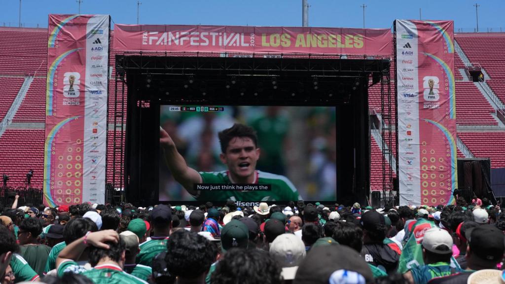 Aficionados de México siguen el partido inaugural del Mundial 2026 desde el Memorial Coliseum de Los Ángeles.