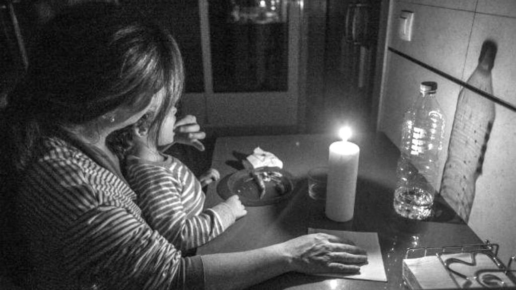 Fotomontaje de una madre con una hija vulnerables.