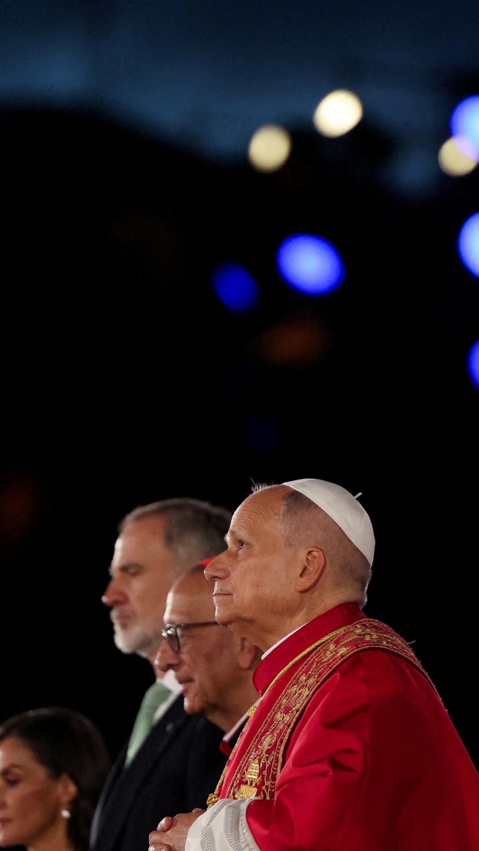 El papa León XIV, el rey Felipe de España y la reina Letizia asisten a la bendición e inauguración de la Torre de Jesucristo tras celebrar la Santa Misa en la basílica de la Sagrada Familia durante su viaje apostólico a Barcelona.