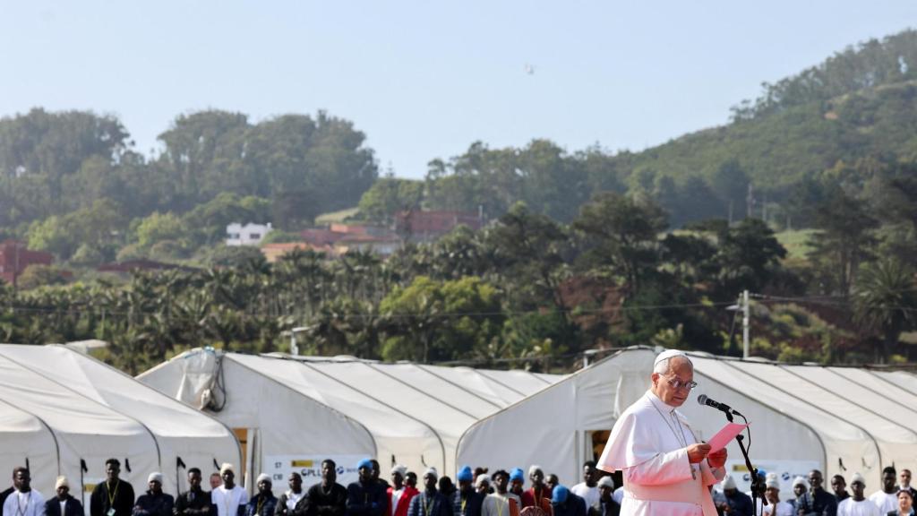 El papa León XIV pronuncia unas palabras en el centro de migrantes Las Raíces, en San Cristóbal de La Laguna, este jueves 12 de junio.