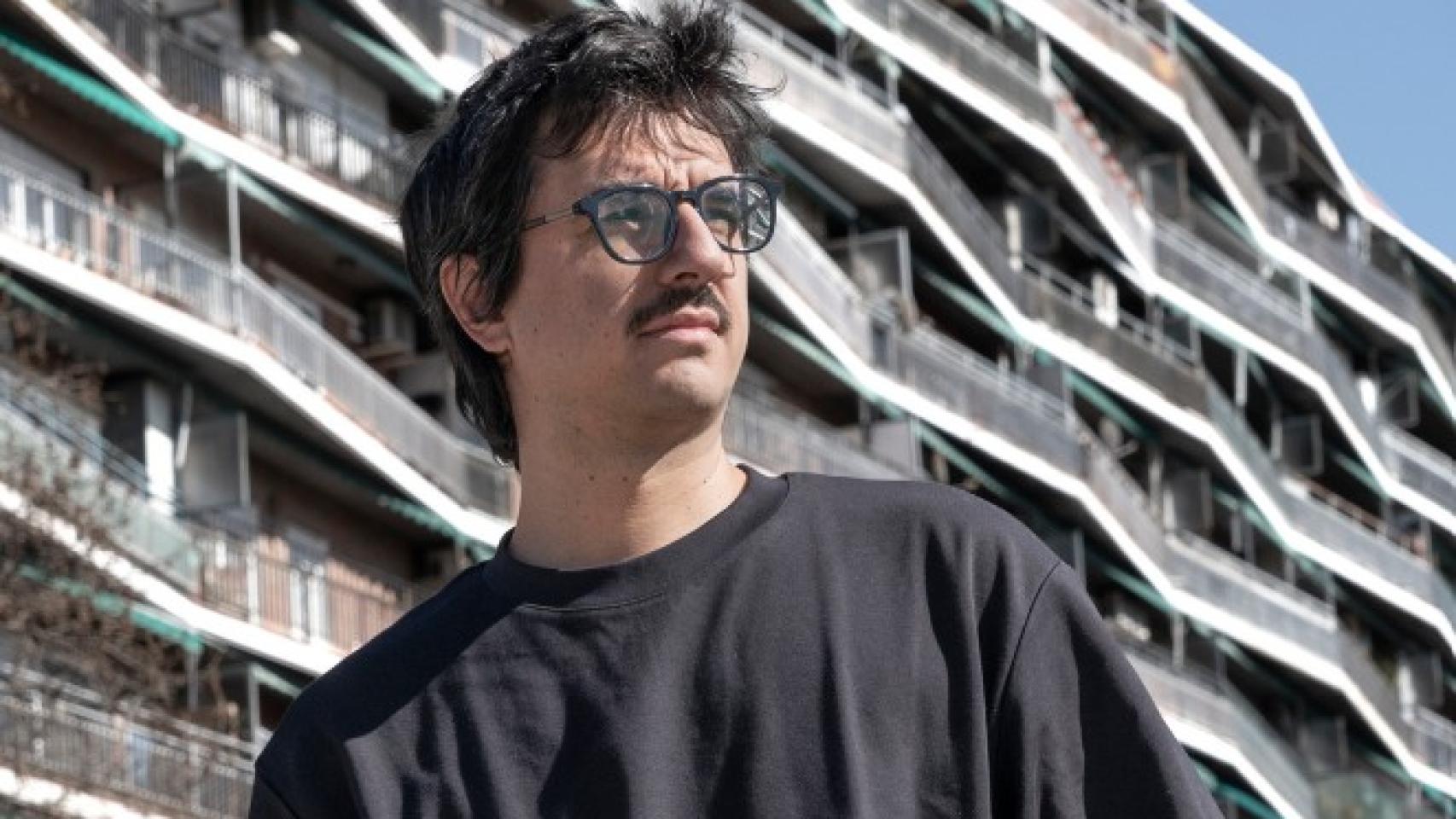 Imagen promocional del escritor e investigador Javier Gil.