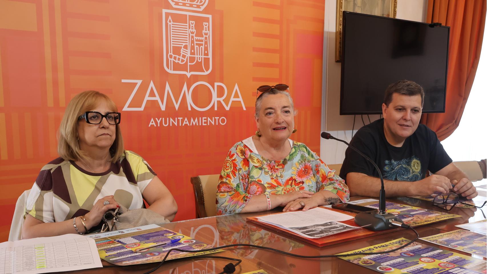 La animadora comunitaria Rosalía Esteban, la concejala de Servicios Sociales, Auxiliadora Fernández y el animador comunitario David Lozano, durante la presentación de los campamentos de verano del Ayuntamiento de Zamora, este viernes
