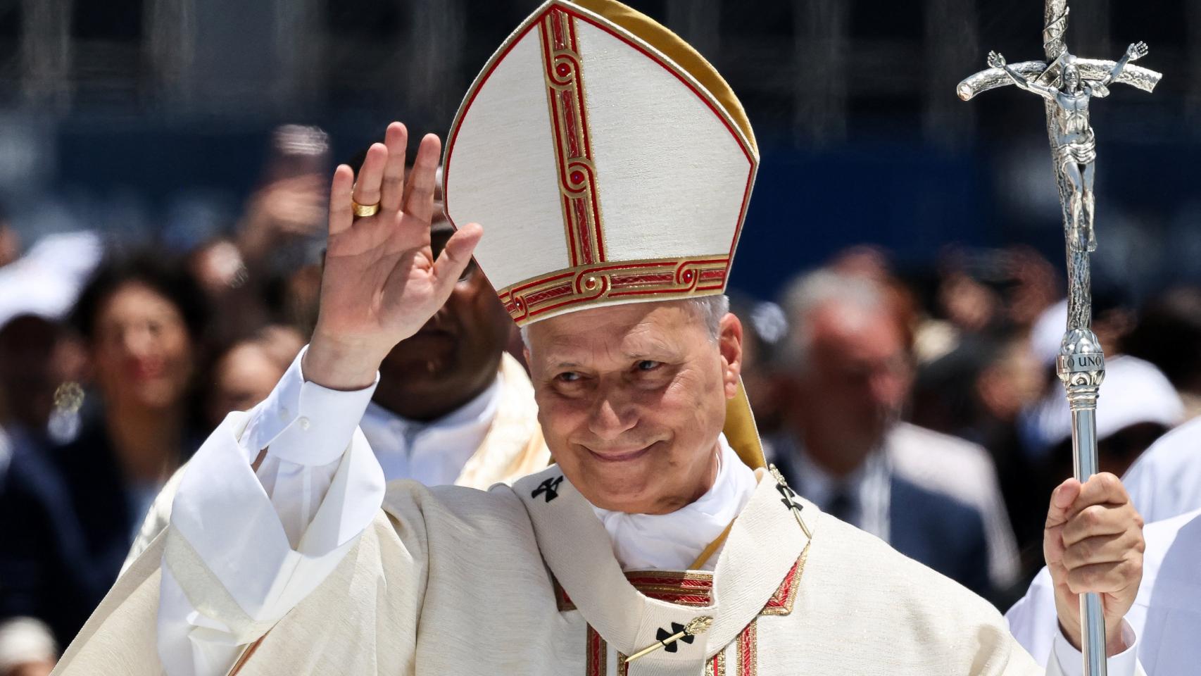 El papa León XIV llega para una procesión al puerto de Santa Cruz de Tenerife.